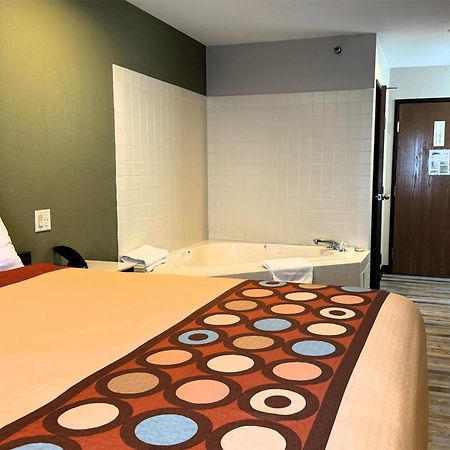 Super 8 By Wyndham Frankfort In Екстериор снимка