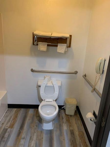 Super 8 By Wyndham Frankfort In Екстериор снимка