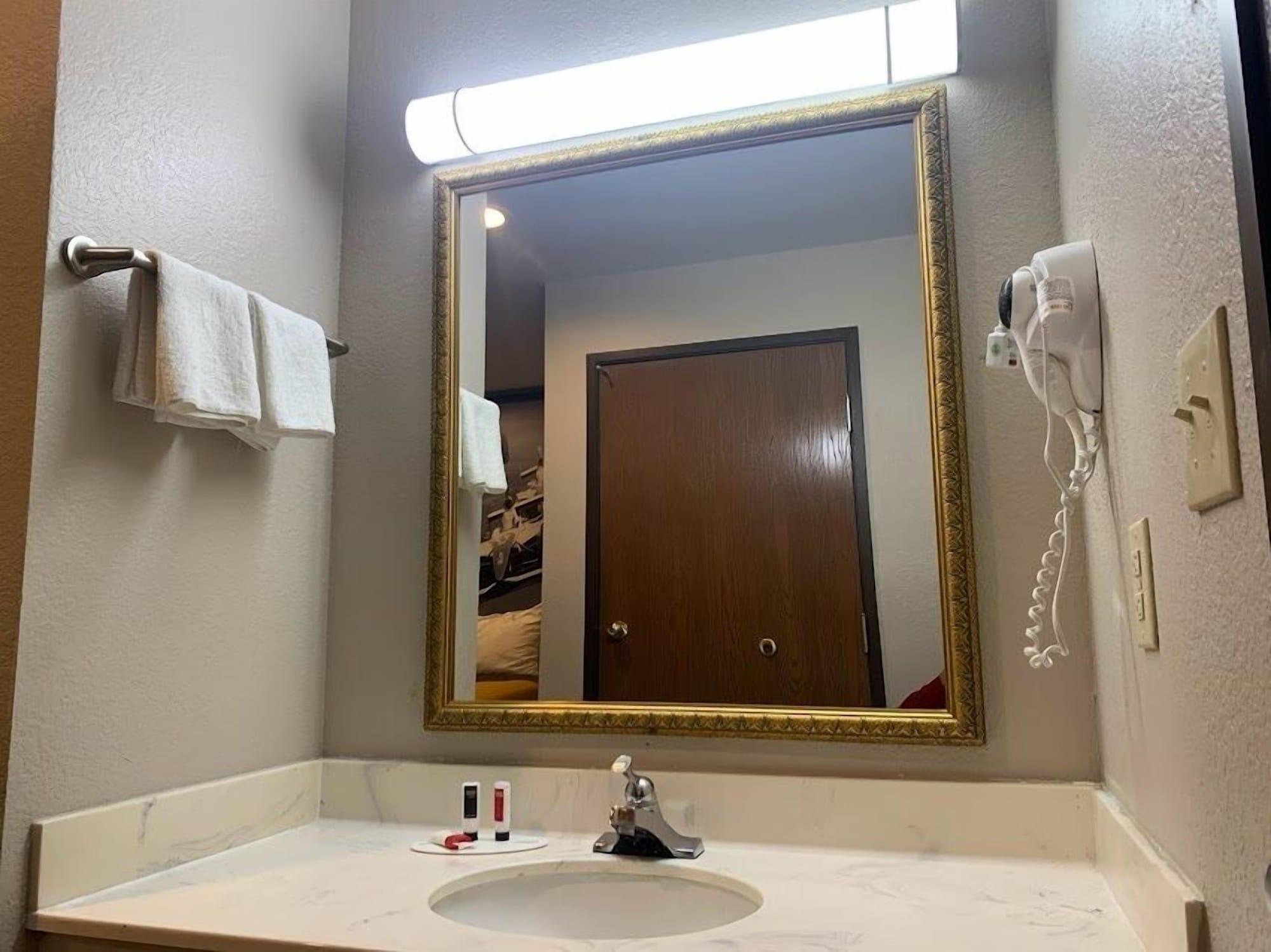 Super 8 By Wyndham Frankfort In Екстериор снимка