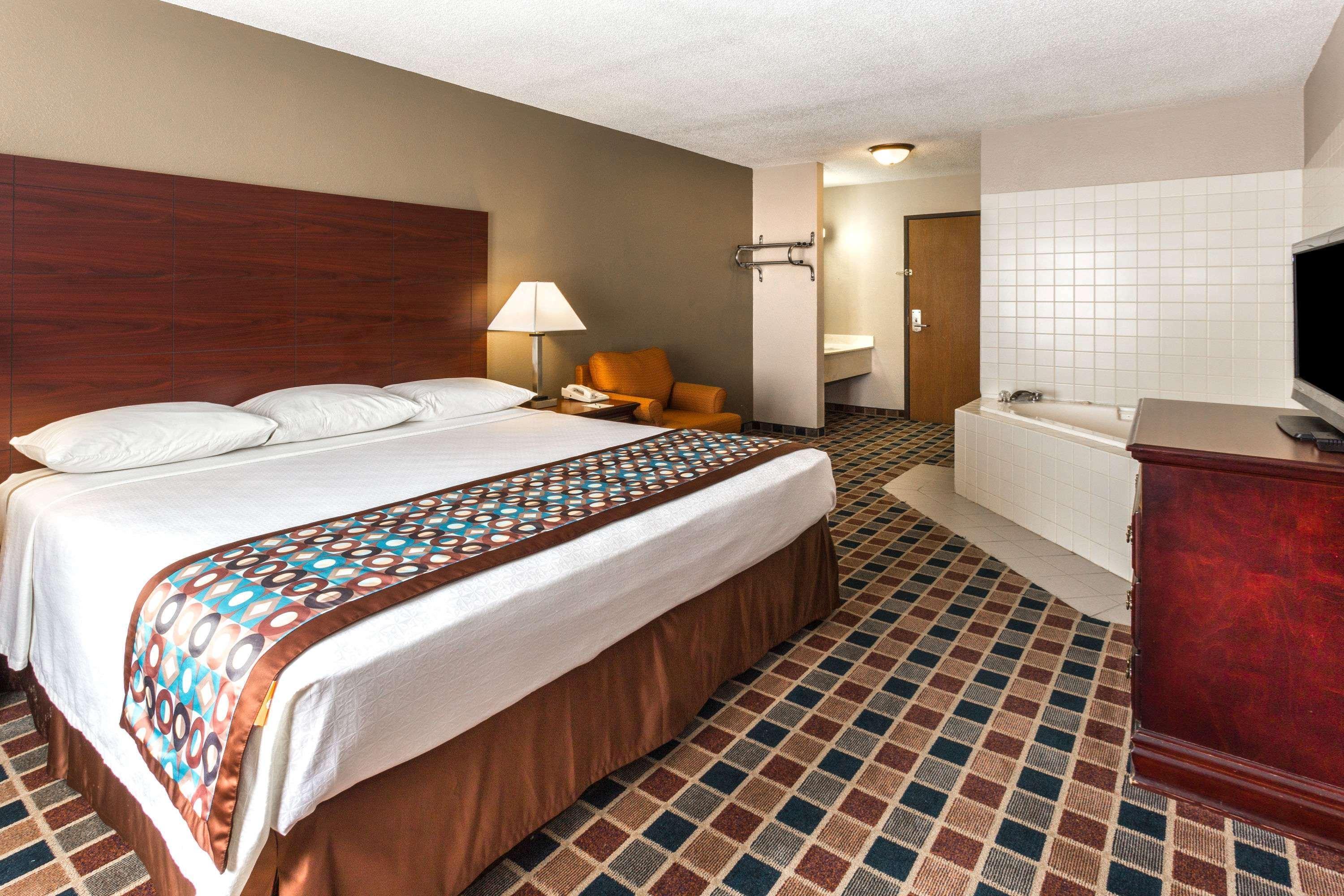 Super 8 By Wyndham Frankfort In Екстериор снимка