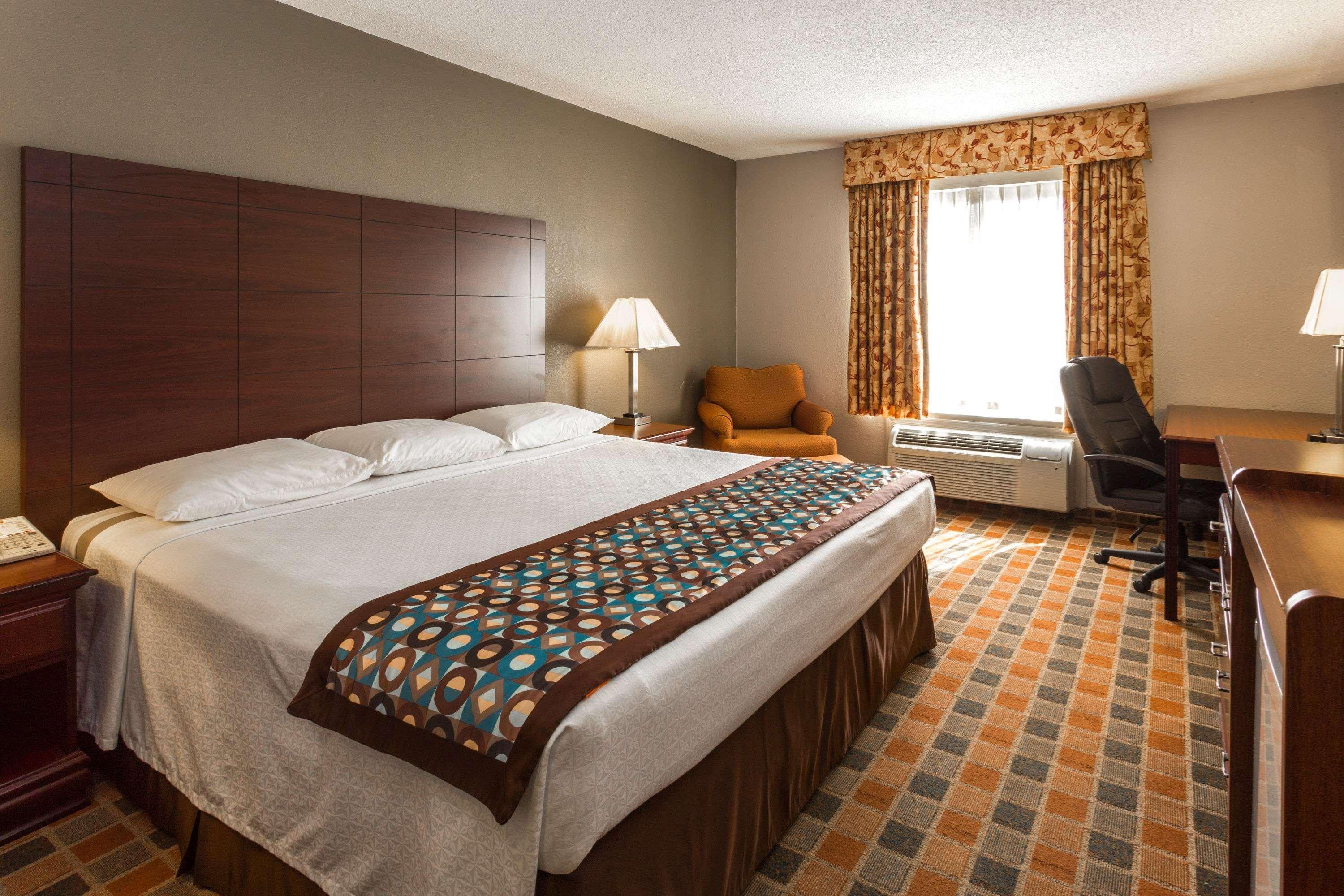 Super 8 By Wyndham Frankfort In Екстериор снимка