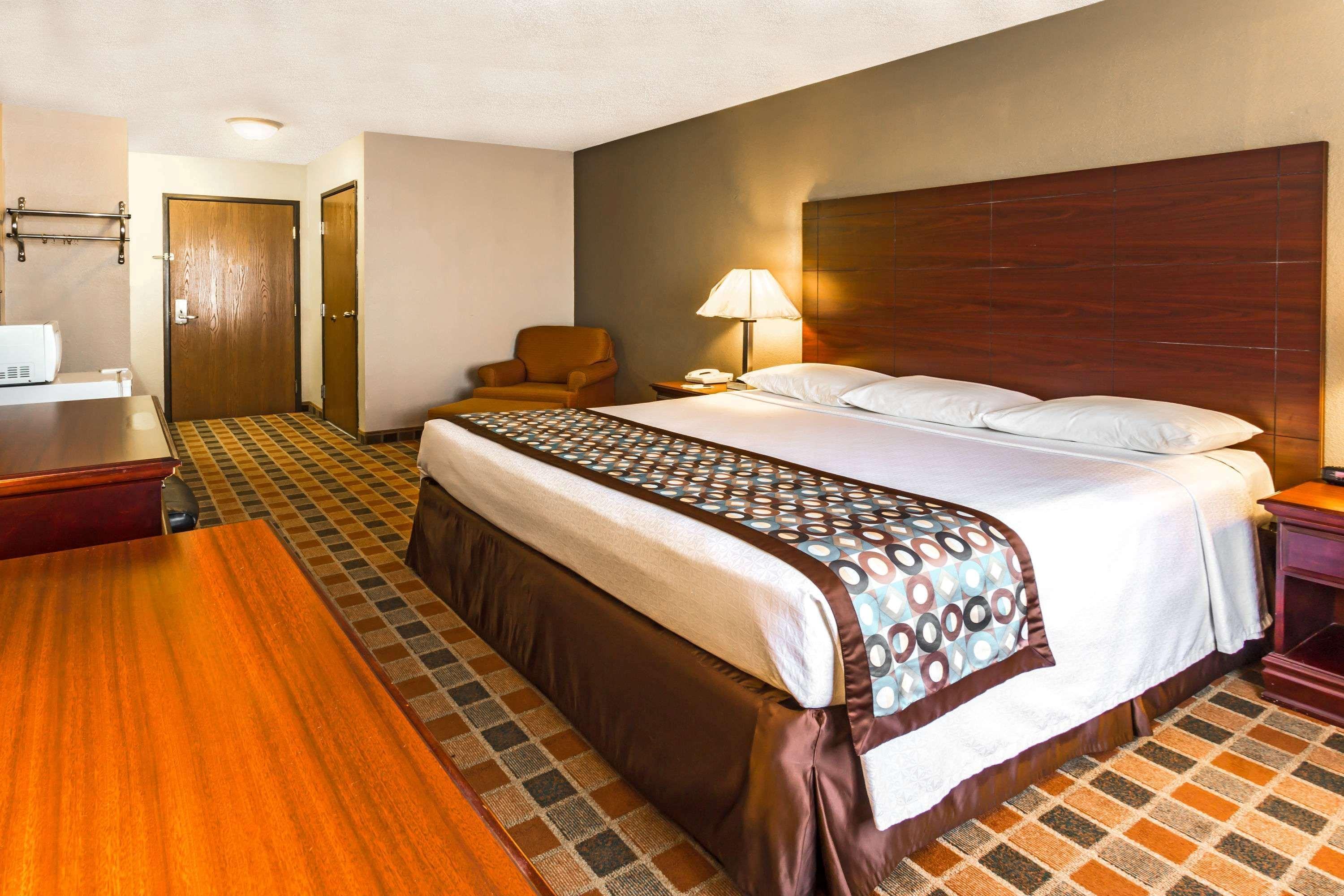 Super 8 By Wyndham Frankfort In Екстериор снимка