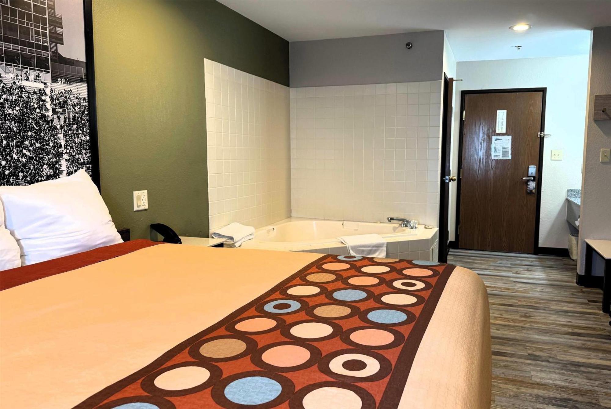 Super 8 By Wyndham Frankfort In Екстериор снимка