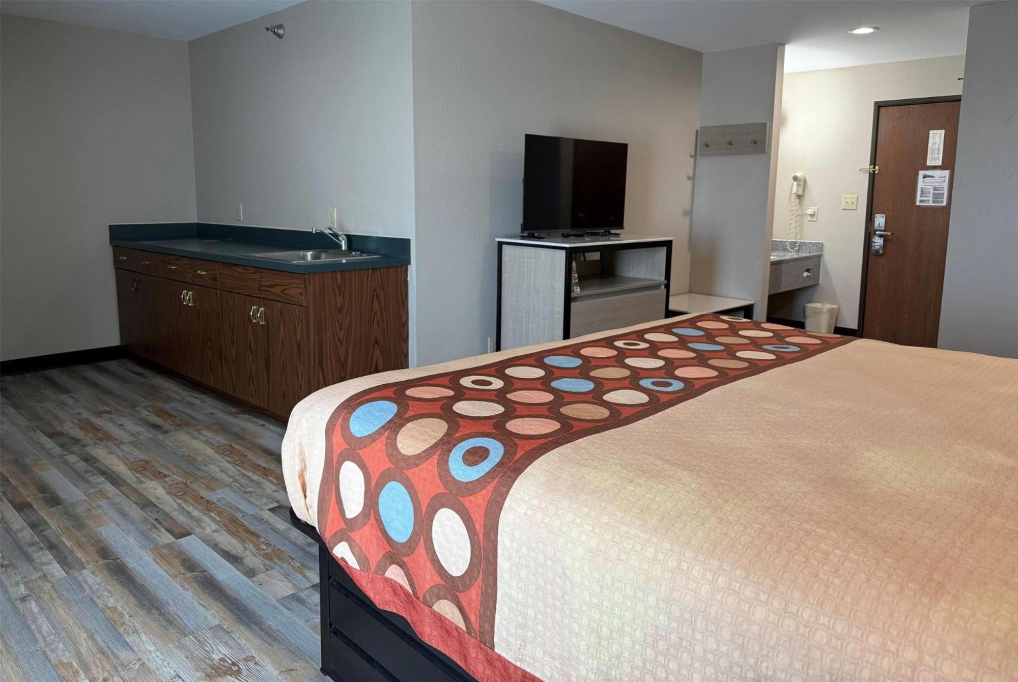 Super 8 By Wyndham Frankfort In Екстериор снимка